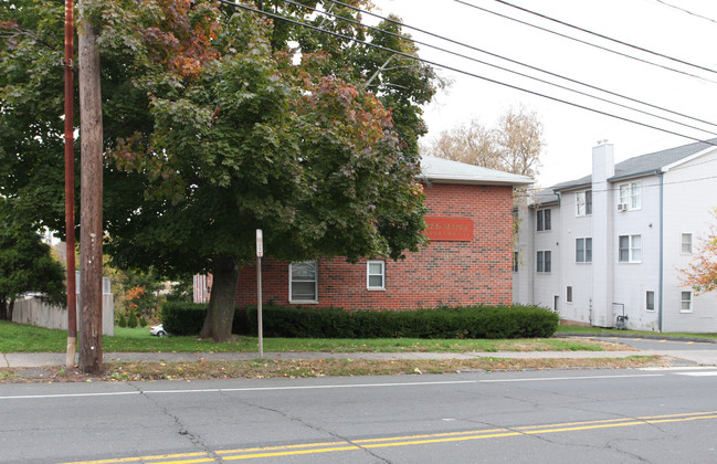 468 S Main St in New Britain, CT - Foto de edificio - Building Photo