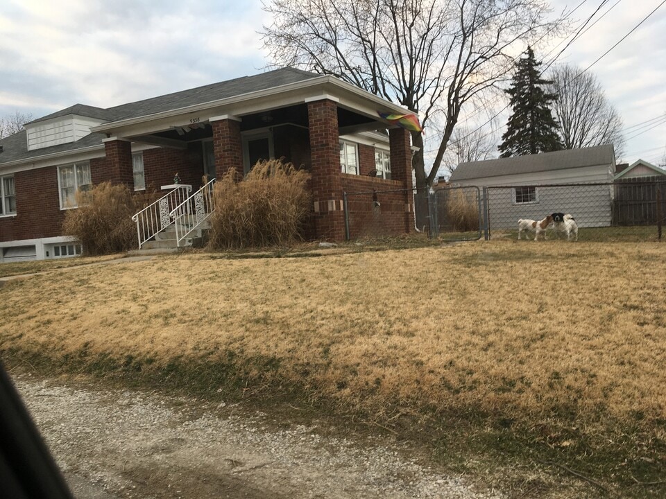 5338 E 11th St in Indianapolis, IN - Foto de edificio