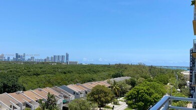 2450 NE 135th St in North Miami, FL - Foto de edificio - Building Photo