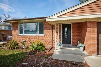 8544 W Roseview Dr in Niles, IL - Building Photo - Building Photo