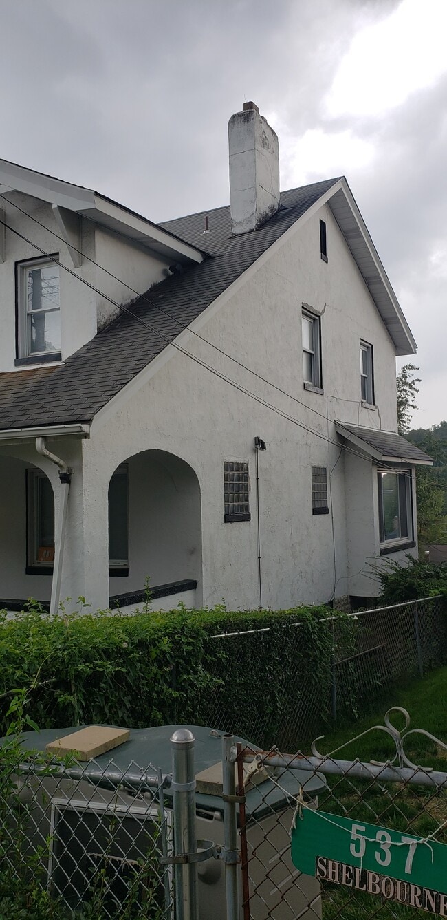 535 Shelbourne Ave in Pittsburgh, PA - Foto de edificio - Building Photo