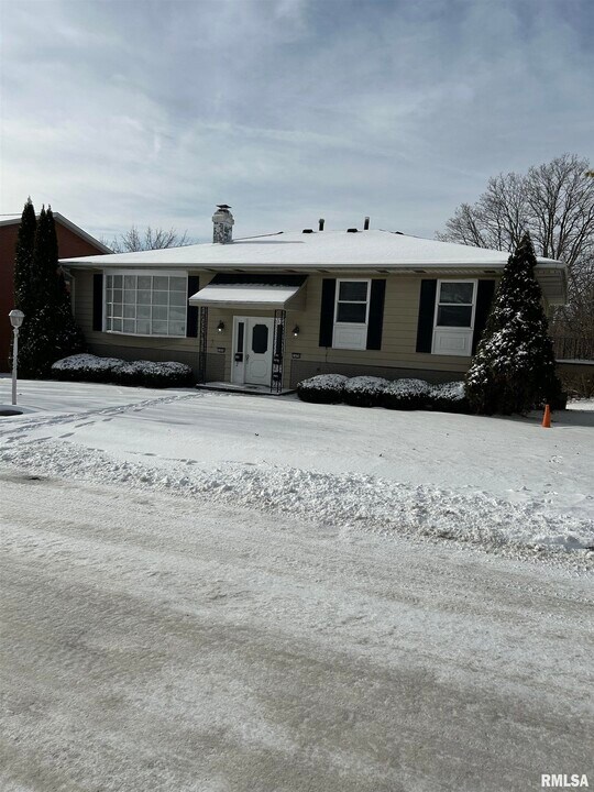 1608 W Tiffany Ct in Peoria, IL - Building Photo