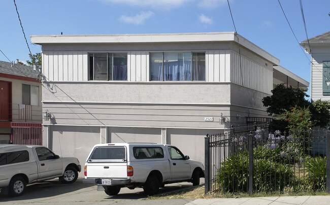 2521 E 27th St in Oakland, CA - Foto de edificio - Building Photo