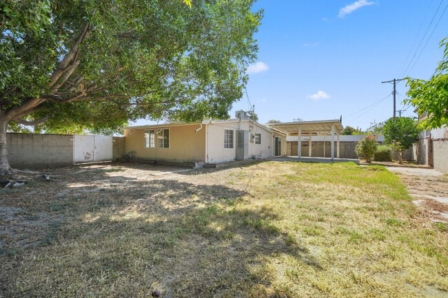 7720 Cherrystone Ave in Panorama City, CA - Foto de edificio - Building Photo