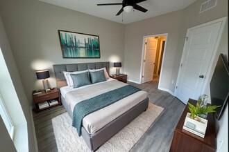 Valhalla Park Place in Louisville, KY - Foto de edificio - Building Photo