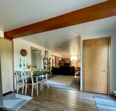 9305 SW View Point Ter in Portland, OR - Building Photo - Building Photo