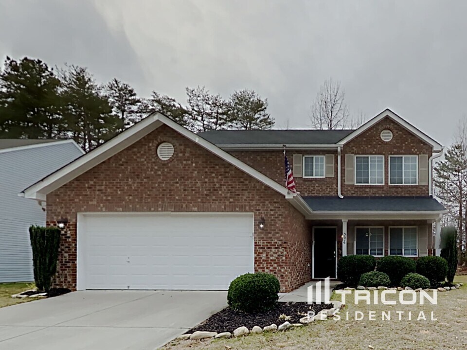 306 Walnut Crossing Dr in Whitsett, NC - Building Photo