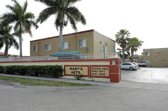 Mary's Apartments in Hialeah, FL - Foto de edificio - Building Photo