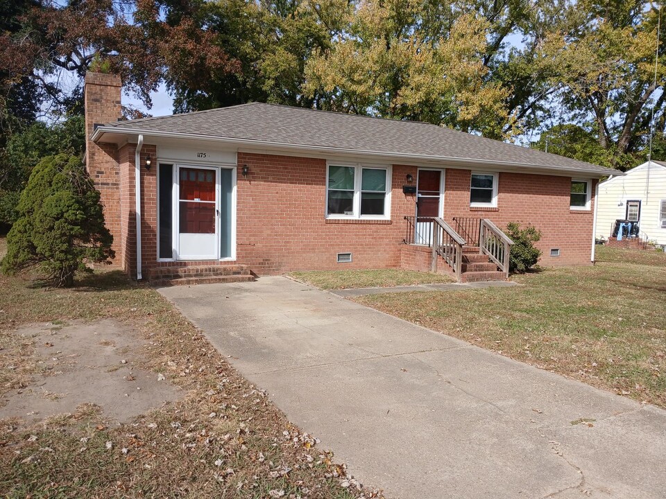 1175 Old Buckroe Rd in Hampton, VA - Foto de edificio