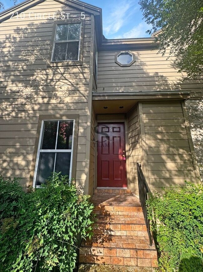 210 Circle St