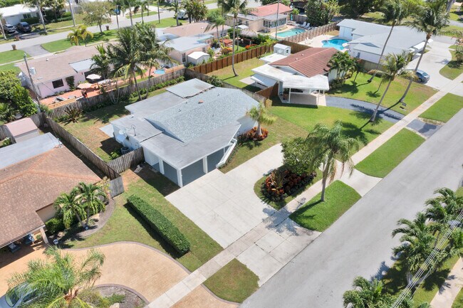 921 SE 15th Ct in Deerfield Beach, FL - Foto de edificio - Building Photo