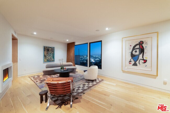 8465 Franklin Ave in Los Angeles, CA - Building Photo - Building Photo