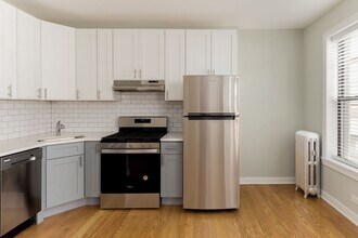 429 W Surf St, Unit 3B in Chicago, IL - Building Photo - Building Photo