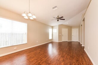 429 Maple Pointe Dr in Seffner, FL - Building Photo - Building Photo