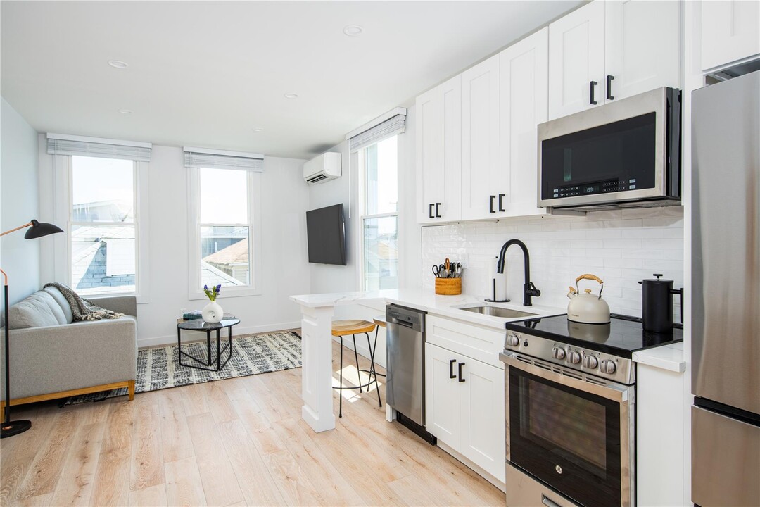108-9 Rockaway Beach Dr in Queens, NY - Building Photo