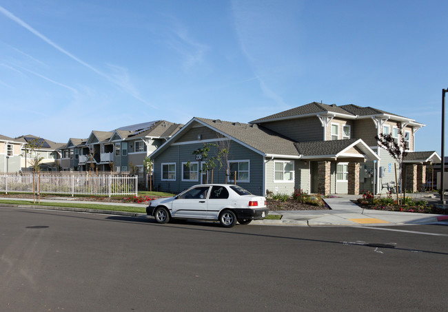 Montgomery Crossing in Lemoore, CA - Building Photo - Building Photo