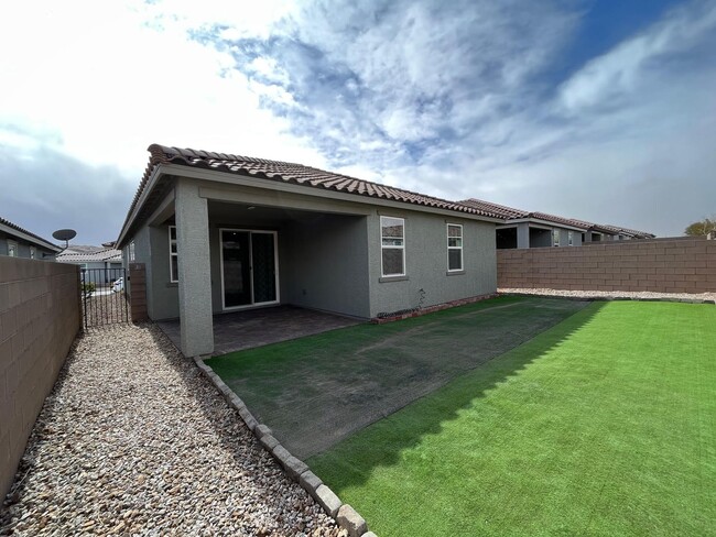 9748 Angel Valley Dr in Las Vegas, NV - Building Photo - Building Photo