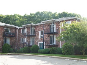 Stonebridge Apartments in Norwood, MA - Foto de edificio - Building Photo