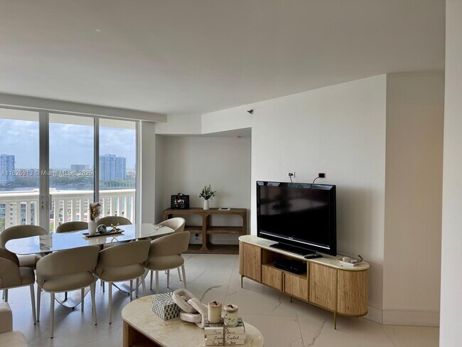 1000 E Island Blvd, Unit 1410 in Aventura, FL - Building Photo - Building Photo
