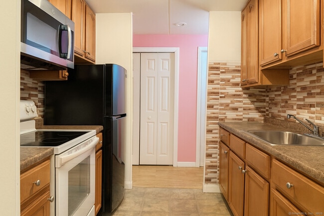 126 Triangle St in Danbury, CT - Building Photo - Building Photo