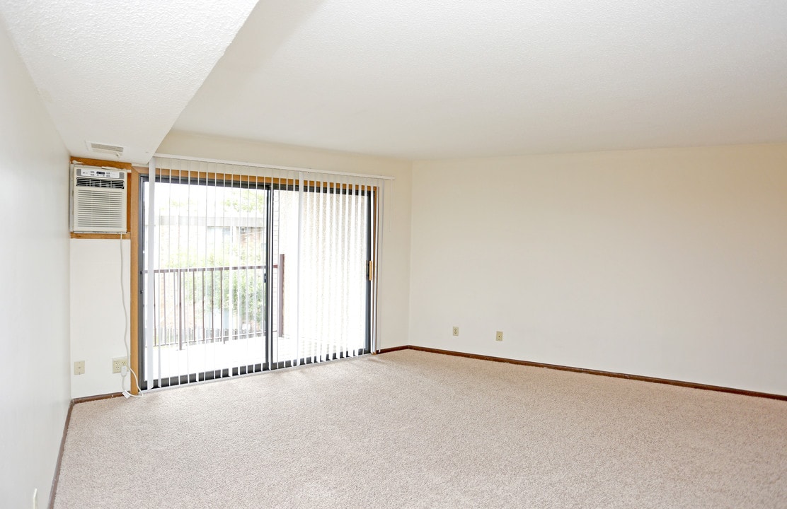 Overlook on 100 in Minneapolis, MN - Building Photo