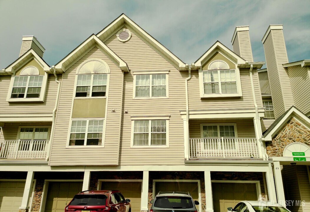 81 Inverness Dr in Edison, NJ - Building Photo