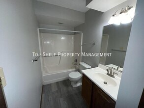 9041 Carpenter Cir Dr in Clive, IA - Building Photo - Building Photo