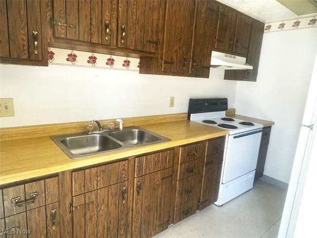 28 Pioneer Dr in Wintersville, OH - Building Photo - Building Photo