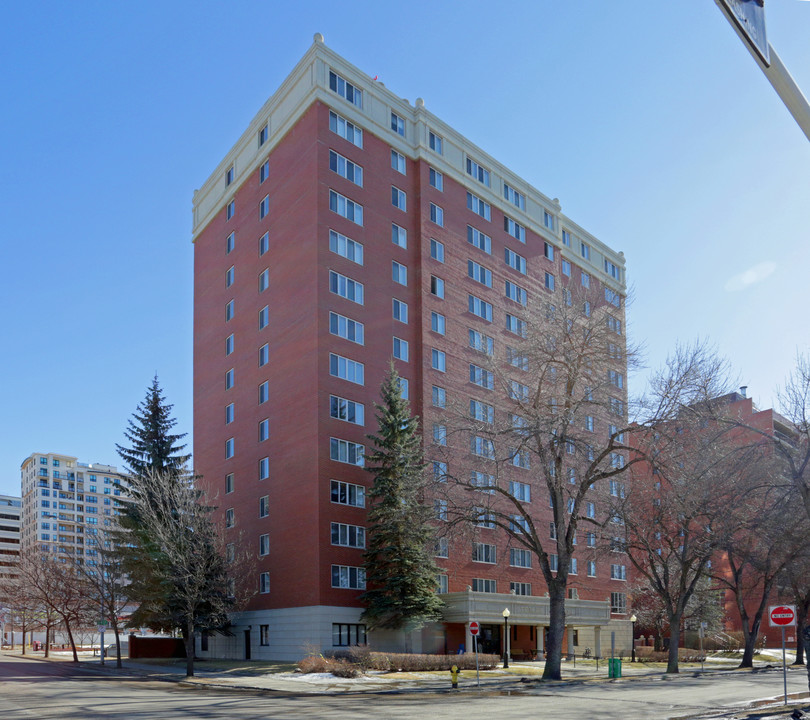 Tegler Manor Senior Residences 65+ in Edmonton, AB - Building Photo