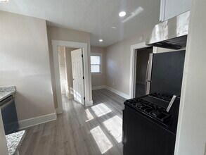 706 E 12th St in Pittsburg, CA - Building Photo - Building Photo