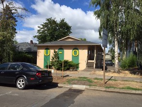 1948 Harris St in Eugene, OR - Foto de edificio - Building Photo