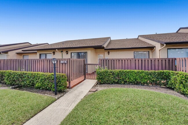 807 Sky Pine Way-Unit -F in Greenacres, FL - Building Photo - Building Photo