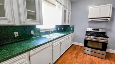 5 Buell Ct in Houston, TX - Building Photo - Building Photo