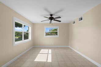 615 NE 7th Ave, Unit 5 in Boynton Beach, FL - Foto de edificio - Building Photo