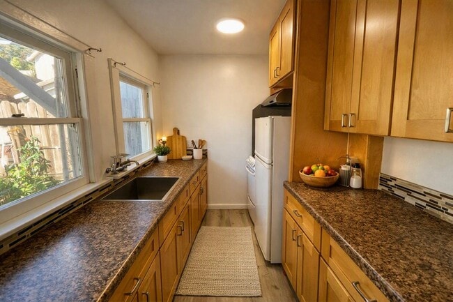 417 W 10th St