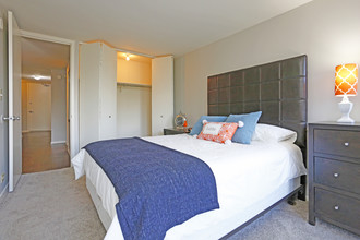 7251 at Waters Edge Apartment Homes in Chicago, IL - Foto de edificio - Interior Photo