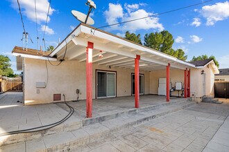 23040 Saticoy St in Canoga Park, CA - Foto de edificio - Building Photo