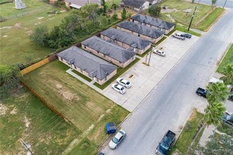 200 RC Champion St in Progreso, TX - Foto de edificio - Building Photo