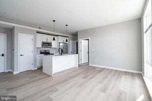 2401 Washington Ave in Philadelphia, PA - Building Photo