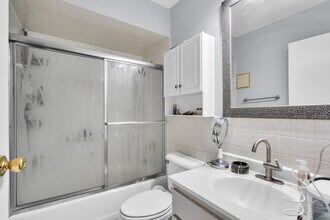 9405 Bay Colony Dr in Des Plaines, IL - Building Photo - Building Photo