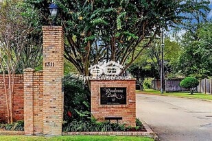 1311 Antoine Dr in Houston, TX - Building Photo