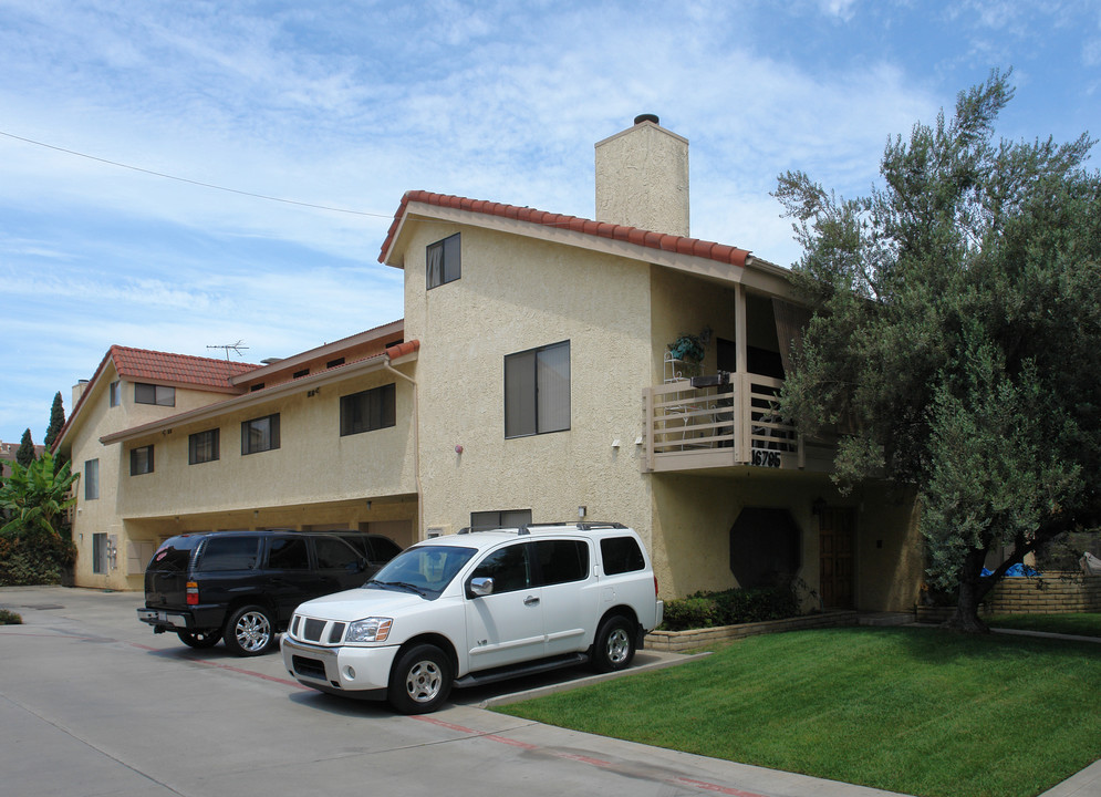 16795 Roosevelt Ln in Huntington Beach, CA - Building Photo