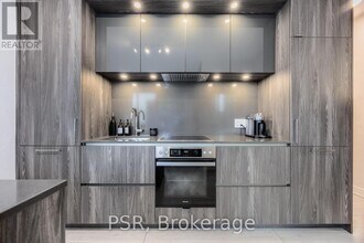 35-3535 Mercer St in Toronto, ON - Building Photo - Building Photo