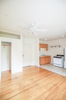 1111 W Roscoe St, Unit #27 in Chicago, IL - Building Photo