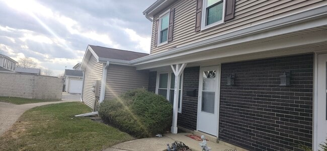 1309 Kingsbury Dr in Hanover Park, IL - Building Photo - Building Photo