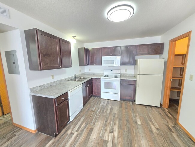 Pebble Creek Apartments - 5405 in Sioux Falls, SD - Foto de edificio - Building Photo