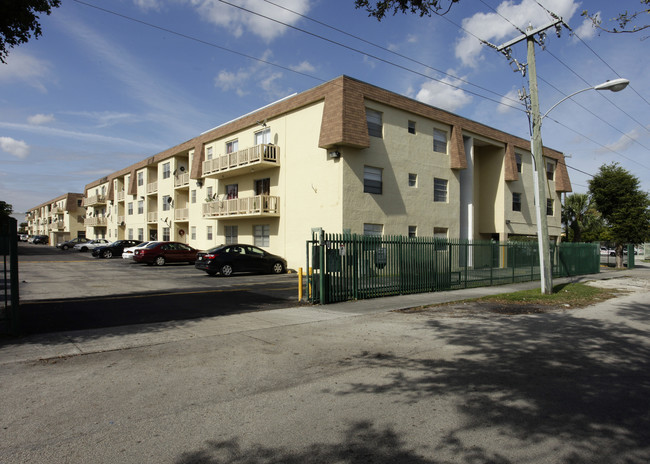 Lago Azul in Hialeah, FL - Building Photo - Building Photo