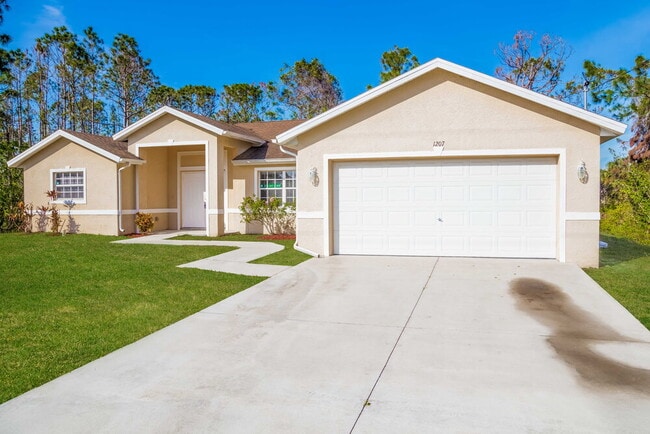 1207 Summa Blvd in Lehigh Acres, FL - Foto de edificio - Building Photo