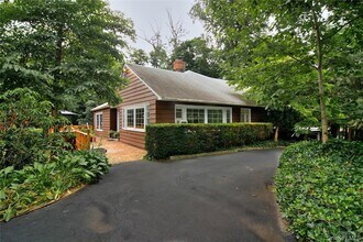 50 Glenwood Rd, Unit 1004 in Roslyn, NY - Building Photo - Building Photo