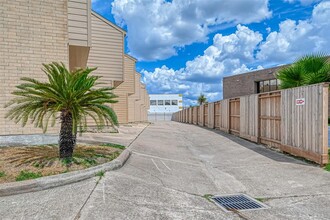 6750 Sands Point Dr in Houston, TX - Building Photo - Building Photo